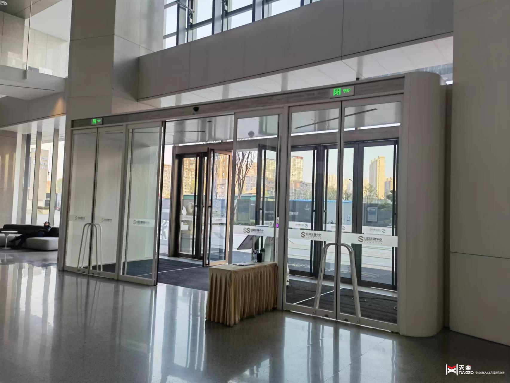 42辦公樓自動(dòng)門國(guó)潤(rùn)城42fa121e2314bef002621c7c487e76d.jpg