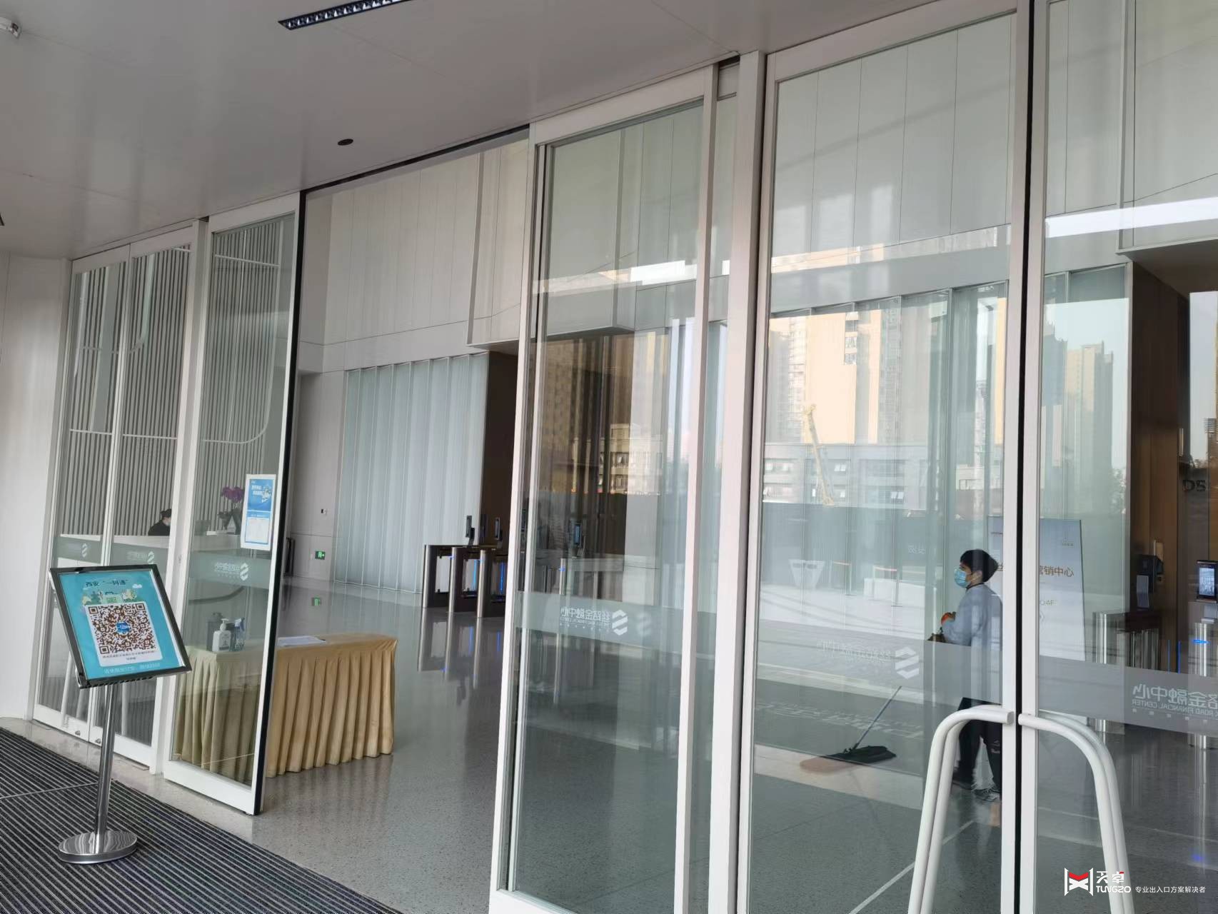 42辦公樓自動(dòng)門國(guó)潤(rùn)城ac071b1705200000aa93322c5ab2492.jpg